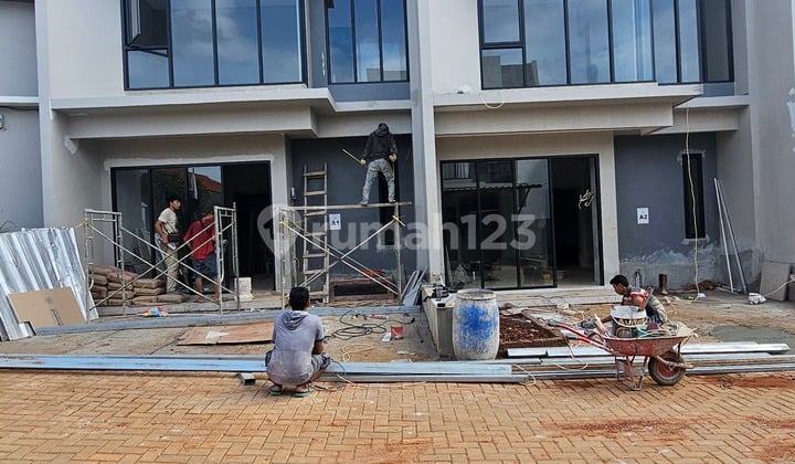 Rumah 2 Lantai Siap Huni Lokasi Strategis SHM