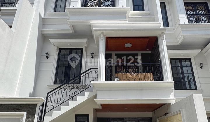 Dijual Rumah Modern Dalam Townhouse di Margasatwa Cilandak