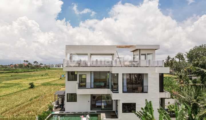 Brand New Modern Villa With Rooftop In Kedungu
