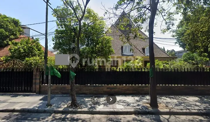 Translating to English: "Strategic Business Space for Rent on Jl Diponegoro, Surabaya"