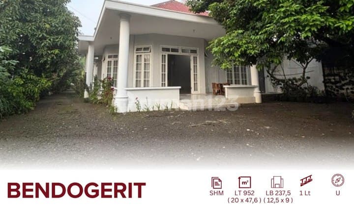 Comfortable Classic House with Spacious Land in the City Center.