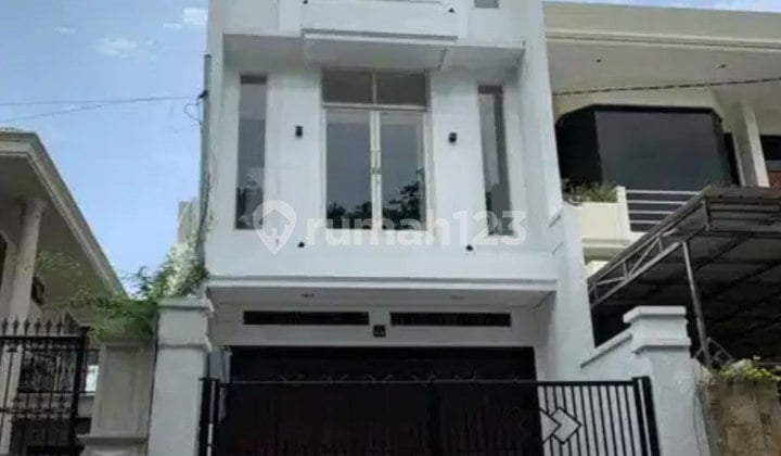 Rumah 3 Lantai Raya Satelit Barat Darmo Surabaya SHM