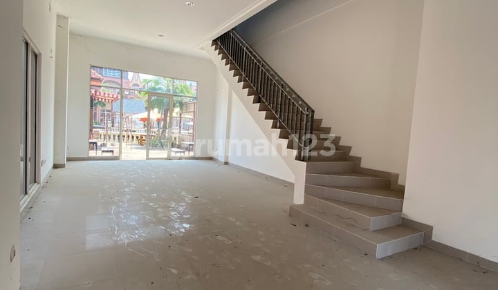 DIJUAL Ruko Belanda PIK 2 La Riviera HOEK Lokasi Strategis uk. 4.5x12m2 Kosongan Hadap Danau + Taman (TINGGAL PAKAI !!)