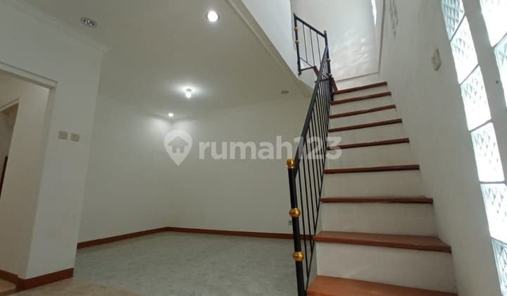 Istimewa 4 Kamar 2 Lantai Dekat Summarecon Dalam Cluster Tidak Banjir
