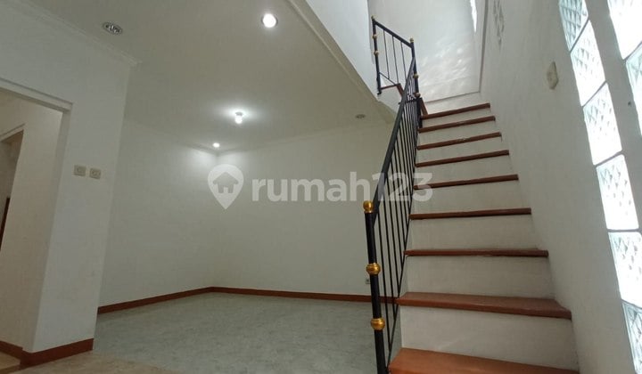 Istimewa 4 Kamar 2 Lantai Dekat Summarecon Dalam Cluster Tidak Banjir