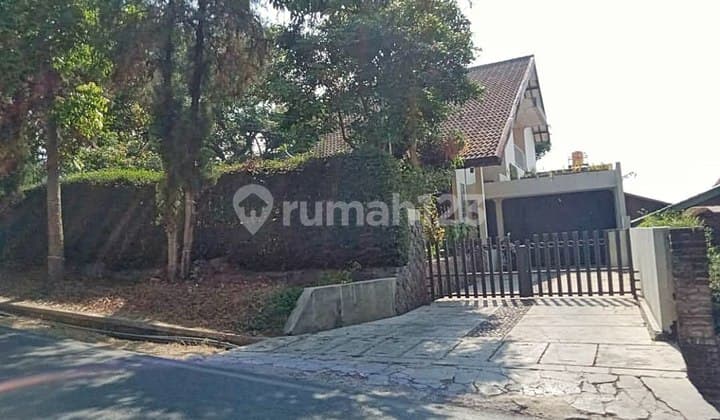 Dijual Rumah Asri dengan View Kota Bandung di Mainroad Cigadung Raya Barat Ydt