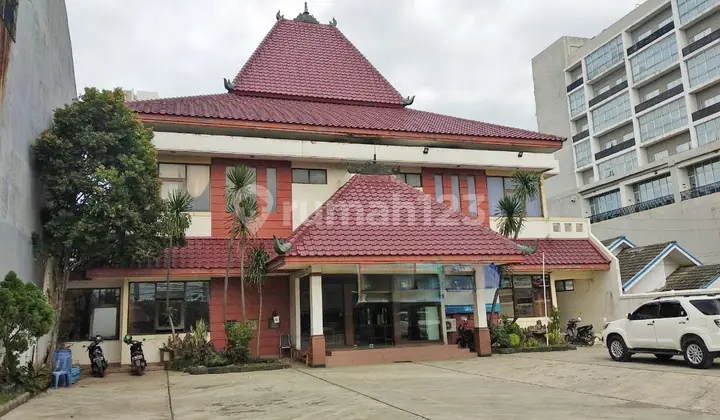 Ruang Usaha Luas Cocok untuk Restoran & Komersial - Lokasi Strategis, Lahan Sangat Besar