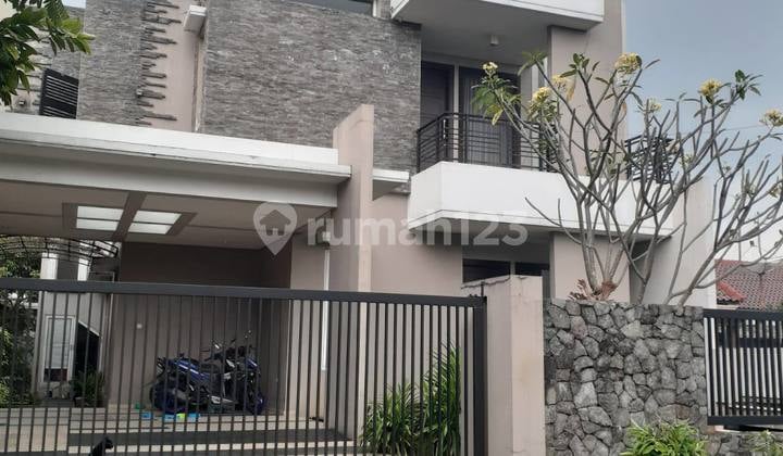 Dijual Rumah Minimalis Modern Terawat 2 Langai Siap Huni di Jalan Papa Papa Suhat, Lowokwaru. Malang ✨Spesifikasi: LT : 408 M2 LB : 280 M2 Bangunan 2 Lantai + Basement Kamar Tidur 5 + 1 Kamar Mandi 3 Musholla Ruang Kerja Pribadi Service Area + Area Jemur
