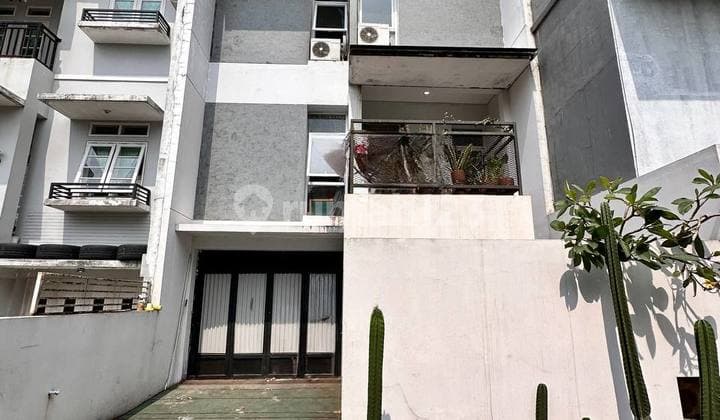 Rumah Minimalis 2 Lantai Lokasi Strategis di Cinere