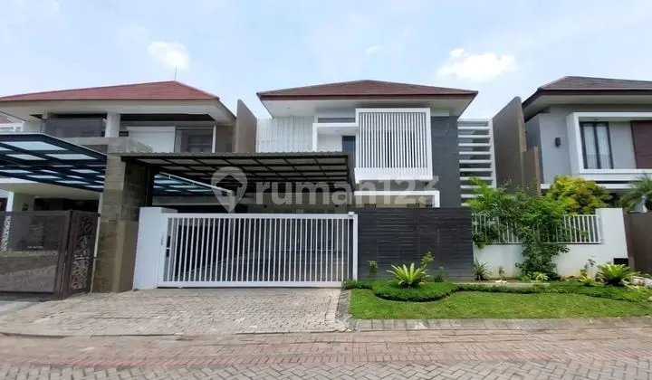 Luxury House in the Elite Area of Graha Family, Double-Way Road Row