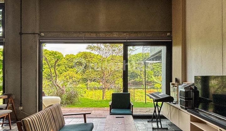 Rumah 3 lantai di RC. Veteran, Bintaro, Jakarta Selatan.