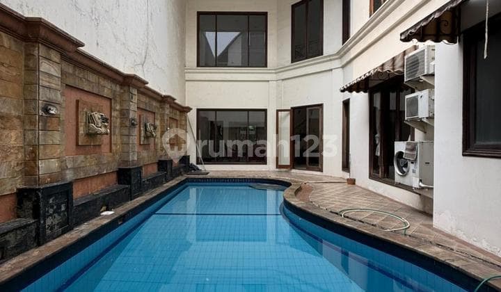 Rumah 2 lantai di Pondok Indah, Jakarta Selatan.