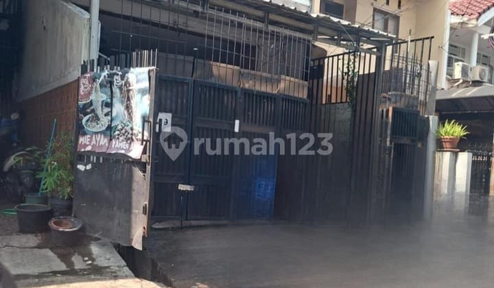 Cheap!! For Sale 2.5-Story Shop House in a Strategic Location on a Busy Street