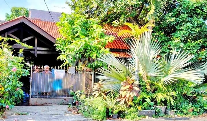 Cheap!! Old Hook House for Sale on Jl Cumi Cumi Rawamangun, Strategic Location