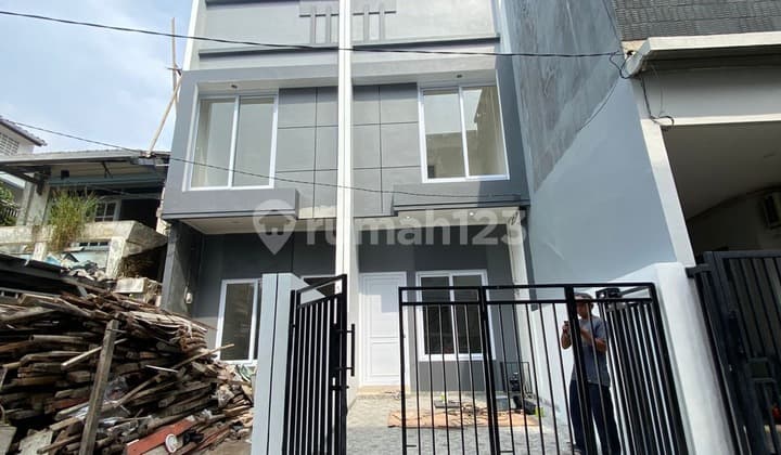 Murah !! Dijual Rumah Baru di Kelapa Gading Siap Huni 2 Lantai Semi Furnished