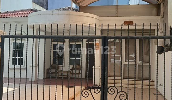Murah !! Dijual Rumah di Lokasi Bagus Strategis Cocok untuk Usaha dan Tinggal di Pinggir Jalan Raya Lokasi Komersial