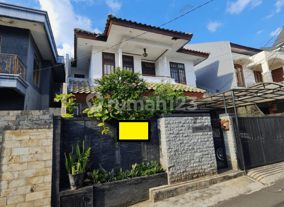 RUMAH LAMA 2 LANTAI KEBAYORAN BARU AREA DEKAT PASAR SANTA