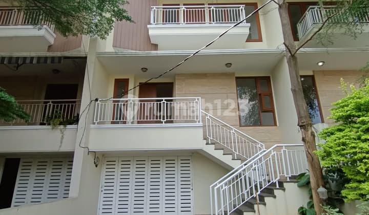 Pejaten Barat - Brand New Modern House Siap Huni Dalam Townhouse