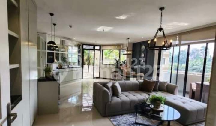 Apartemen. 3+1 Br Sudah Renovasi. Interior Eropa Klasik dengan Taman Pribadi di Beverly Tower