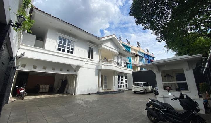 Rumah Besar 2 Lantai 4+3 Br di Jalan Raya Utama Asem Baris Tebet, Parkir Luas