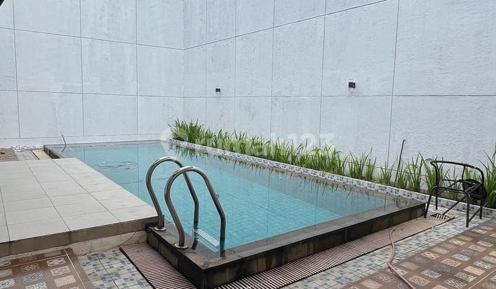 Rumah dengan Kolam Renang Pribadi di Cluster De Maja, De Park