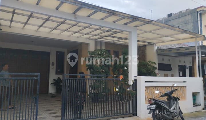 Disewakan Rumah Semi Furnish Sangat Strategis di Nologaten, Depok , Hanya 2 Menit ke Amplaz.