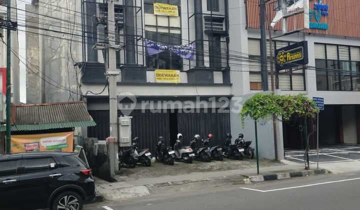 Disewakan Ruko Strategis 3,5 Lantai di Sagan Pusat Bisnis, Terban, Gondokusuman, Yogyakarta.