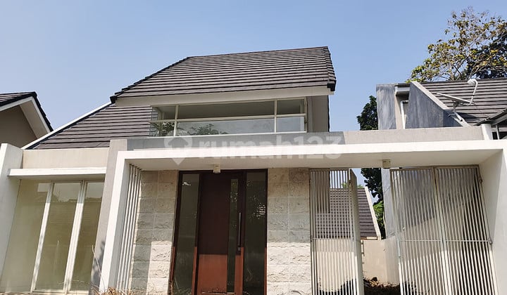 Rumah dengan Desain Minimalis Dalam Perumahan Premium Citra Grand Mutiara.