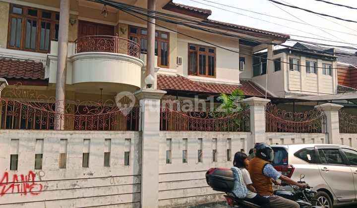 Rumah Mewah di Jalan Warga Raya Pejaten, Jakarta Selatan