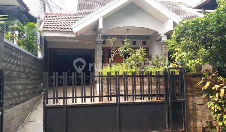 Rumah Asri Dekat Bintaro Raya, Jakarta Selatan