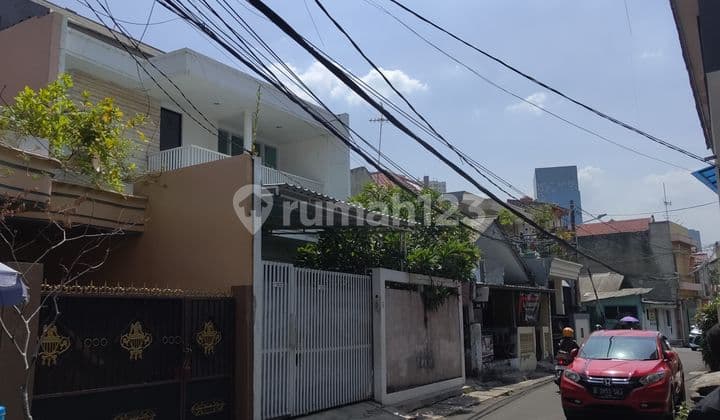 Rumah Rapi dan Luas di Jln Keselamatan, Tebet. Jaksel