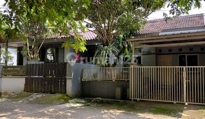 Rumah Siap Huni Dekat Gerbang Sekolah Rumah