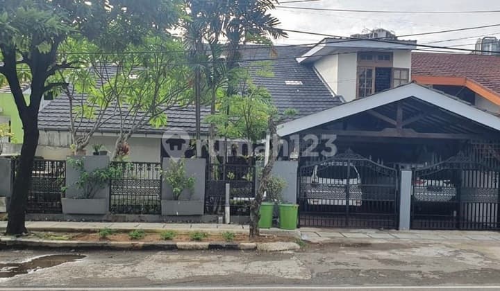 Rumah Luas dengan Lokasi Strategis Dekat Kuliner Taman Solo di Cempaka Putih Tengah Jakarta Pusat Rumah