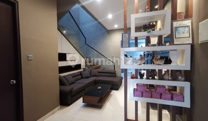 Rumah, di Taman Grisenda,