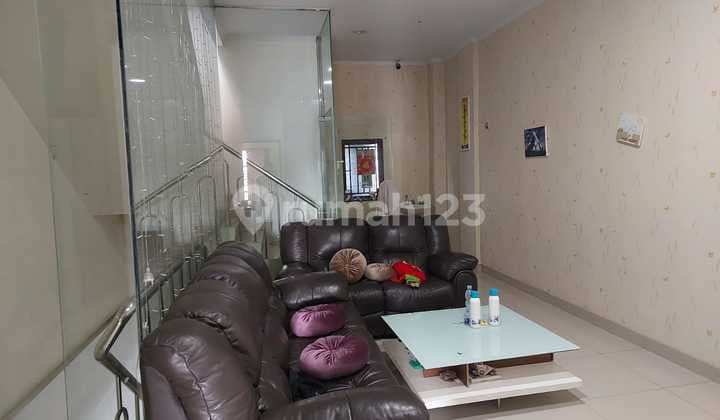 A house in Grogol is suitable for both living and business purposes.