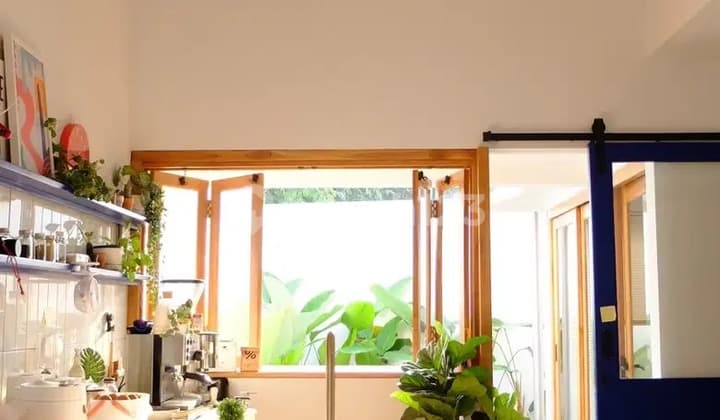 The house is located in a serene and beautiful complex. It is close to the fast train station, Padalarang toll road, Cimahi, and Parahyangan new city.