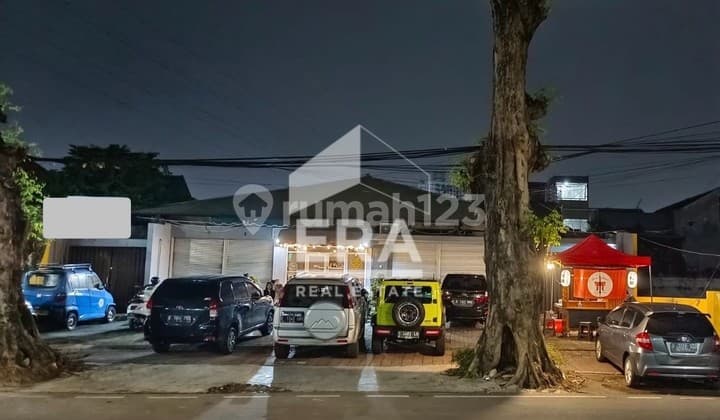 Rumah Cocok untuk Usaha Lokasi Strategis di Jalan Utama Pejompongan