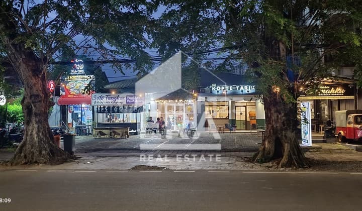 Rumah Cocok untuk Usaha / Kantor / Cafe / Kost di Pejompongan, Bendungan Hilir. Posisi Strategis di Jalan Utama.