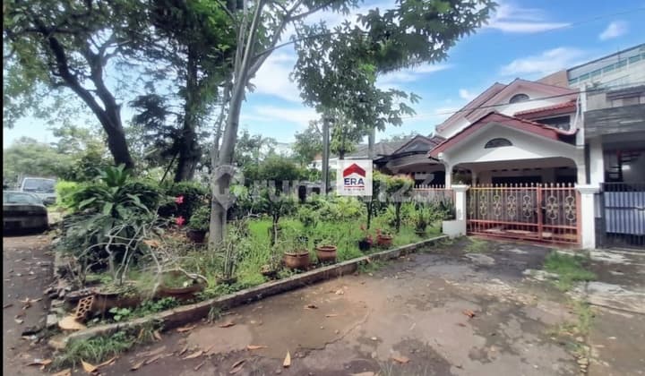 Rumah 2 Lantai, Lokasi Strategis dan Bebas Banjir di Petukangan Selatan