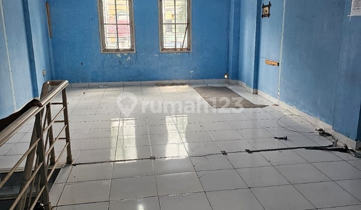 Ruko Siap Pakai Dengan Lahan Parkir Luas Dan Lingkungan Nyaman