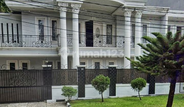 Rumah Mewah Classic 2 Lantai Dalam Komplek Bulog, Lokasi Strategis di Jakarta Timur