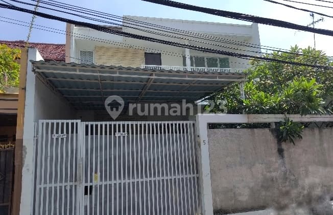 2-Story House in a Strategic Location near Kota Kasablanka on Jl. Keselamatan, Manggarai Selatan, Tebet, South Jakarta