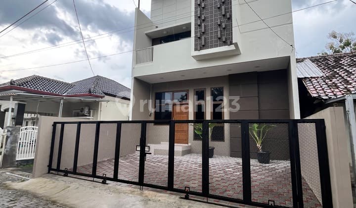 Stop Cari Lagi! Rumah Tepi Jalan Raya Depok, 4 Kamar, Pakuwon Mall 1 Menit