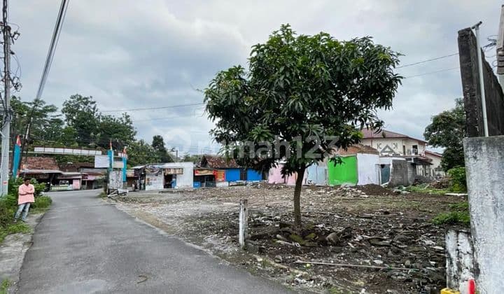 2 Muka Tepi Jl. Gito-Gati: Akses Mobil Lebar, Barat Sekolah Gisrav