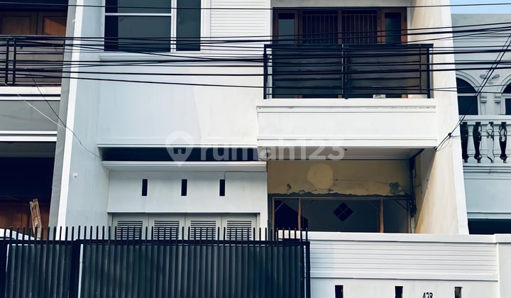 Large 3-Storey House in Tomang, West Jakarta. Wide Road Access, 5 Bedrooms, Ideal for Comfortable Living.