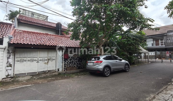 Rumah Hitung Tanah/Hoek di Jl. Tebet Barat Dalam, Tebet, Jakselakses 2 Mobil Luas,
