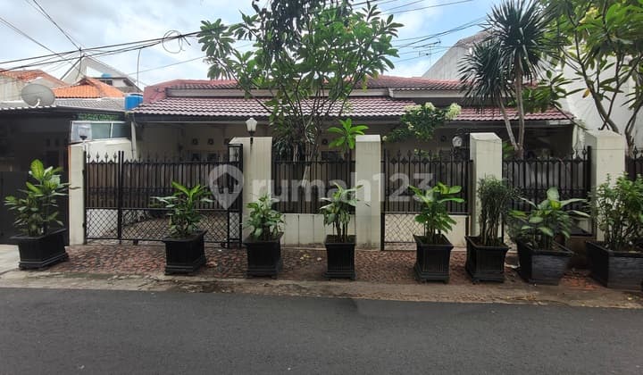 Rumah Bagus Strategis 2 Lantai di Jl. Tebet Barat Dalam. Akses 2 Mobil Luas.