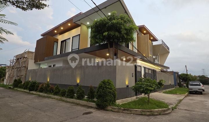 Rumah Mewah 3 Lantai SHM Dekat Akses Tol