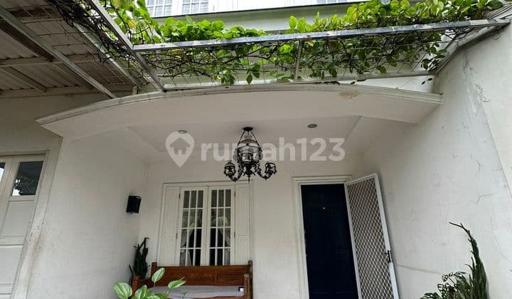 Rumah 2 Lantai Kondisi Terawat Lingkungan Nyaman SHM