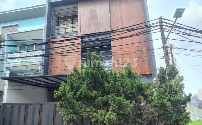 Dijual Lelang Rumah Modern 3 Lantai di Kalideres Jakarta Barat